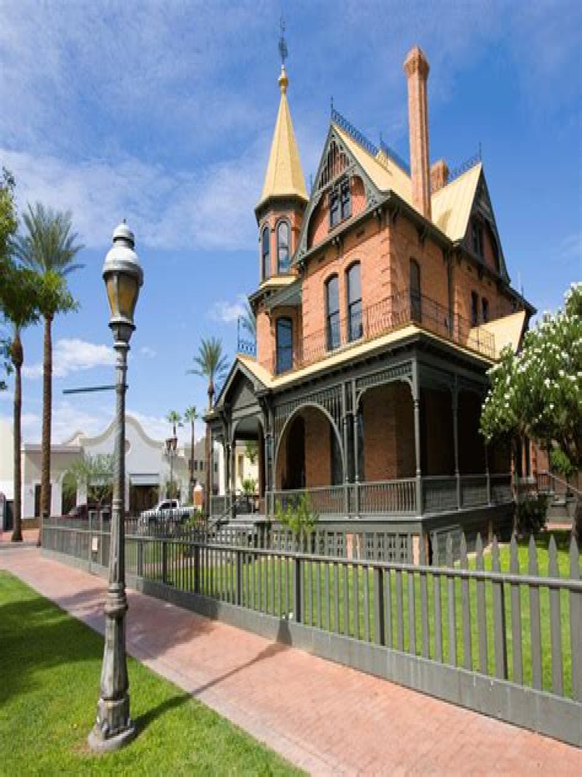 What are the historic districts in Phoenix?